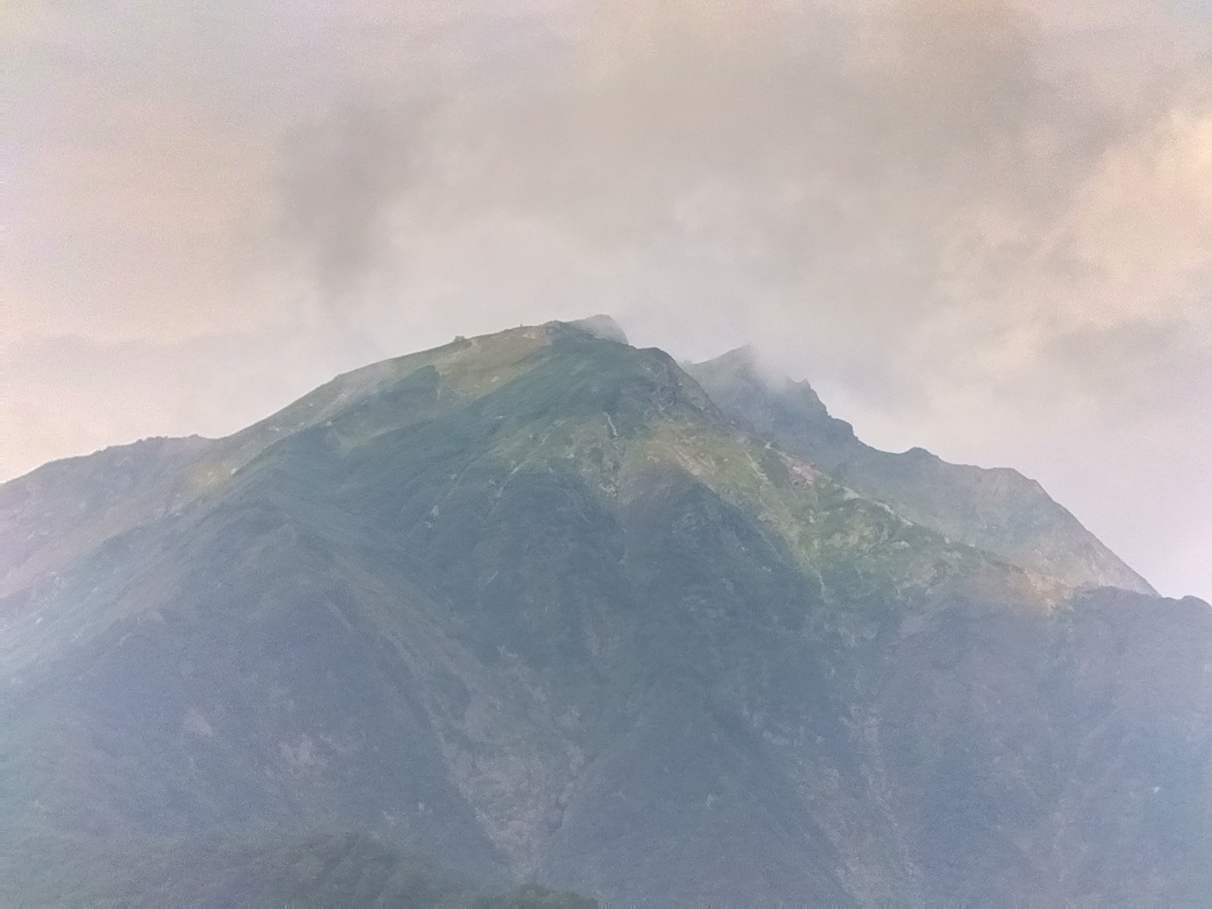 雲の中の「谷川岳」