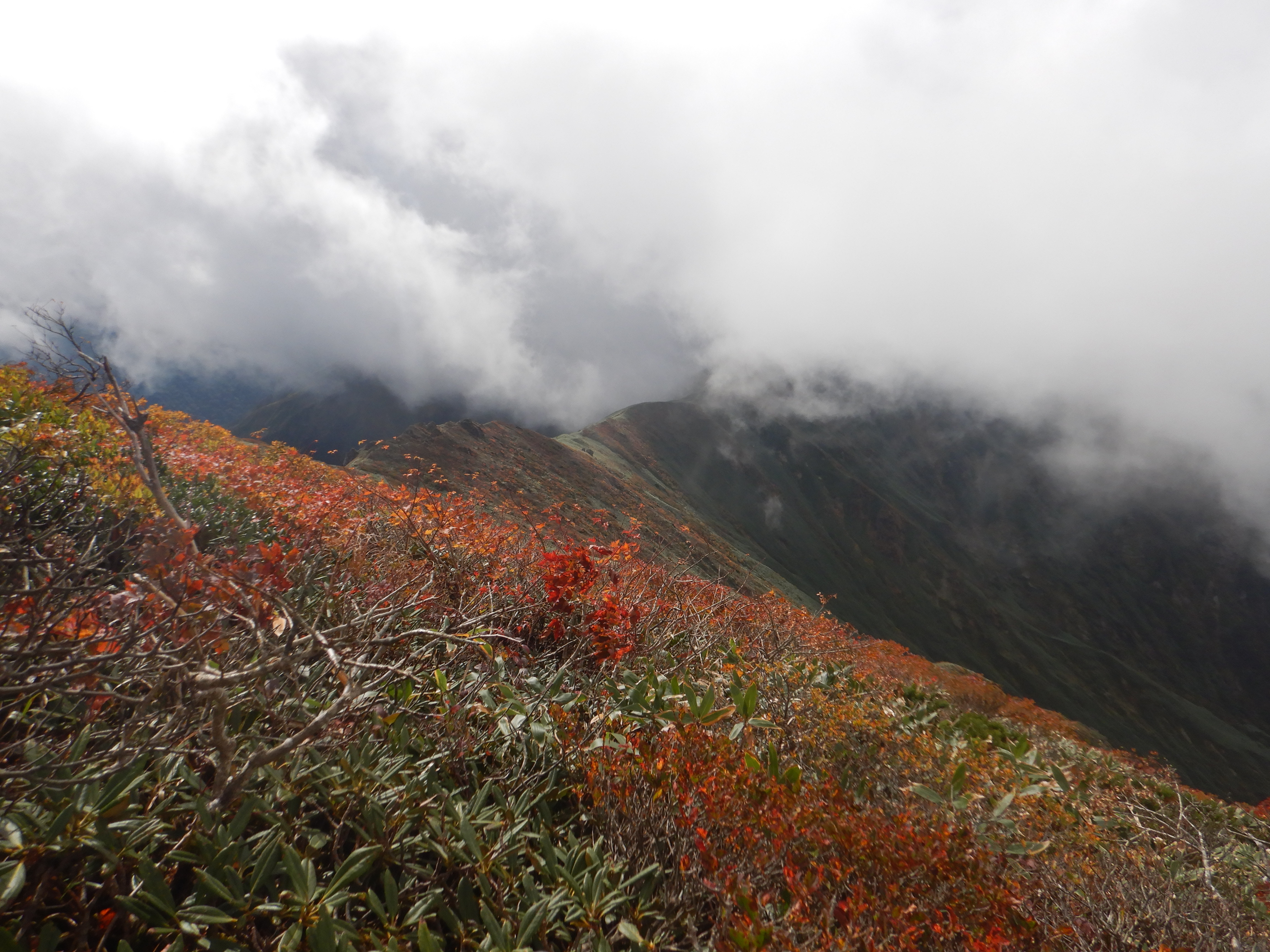 谷川岳の流れる雲