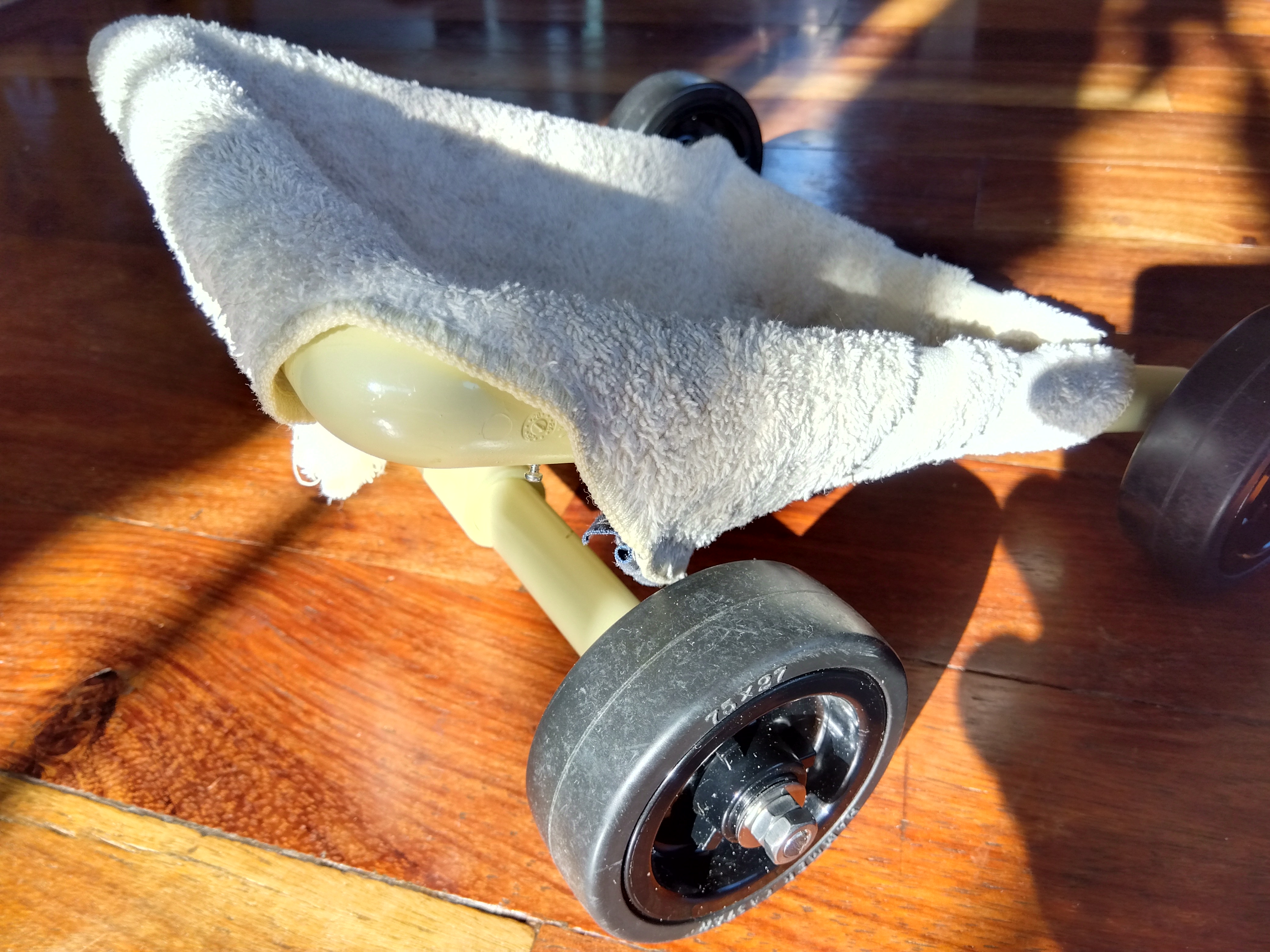 パグの車いす（側面から）