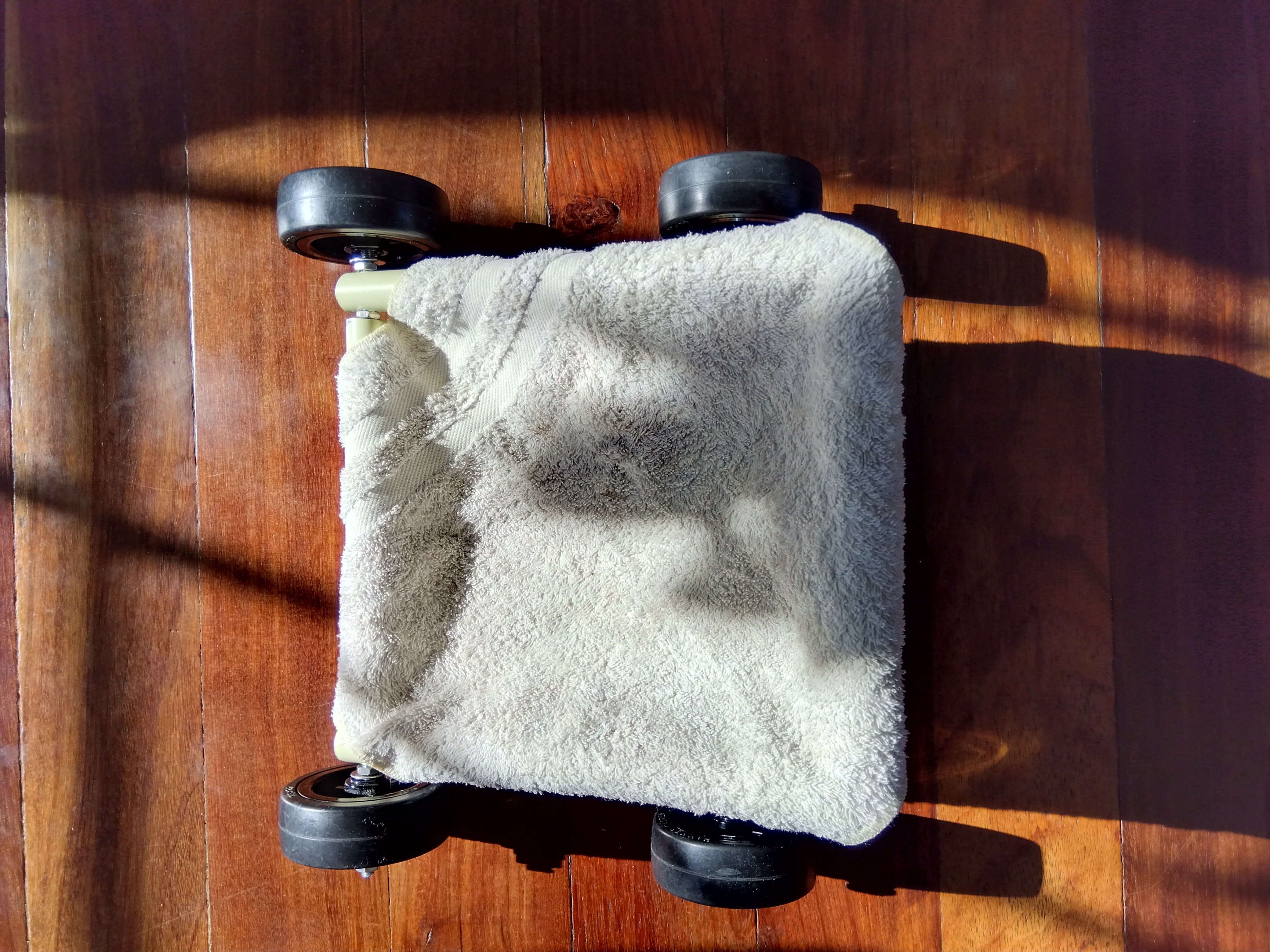 パグの車いす（上から）