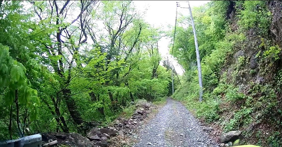 高田山林道整備された未舗装路