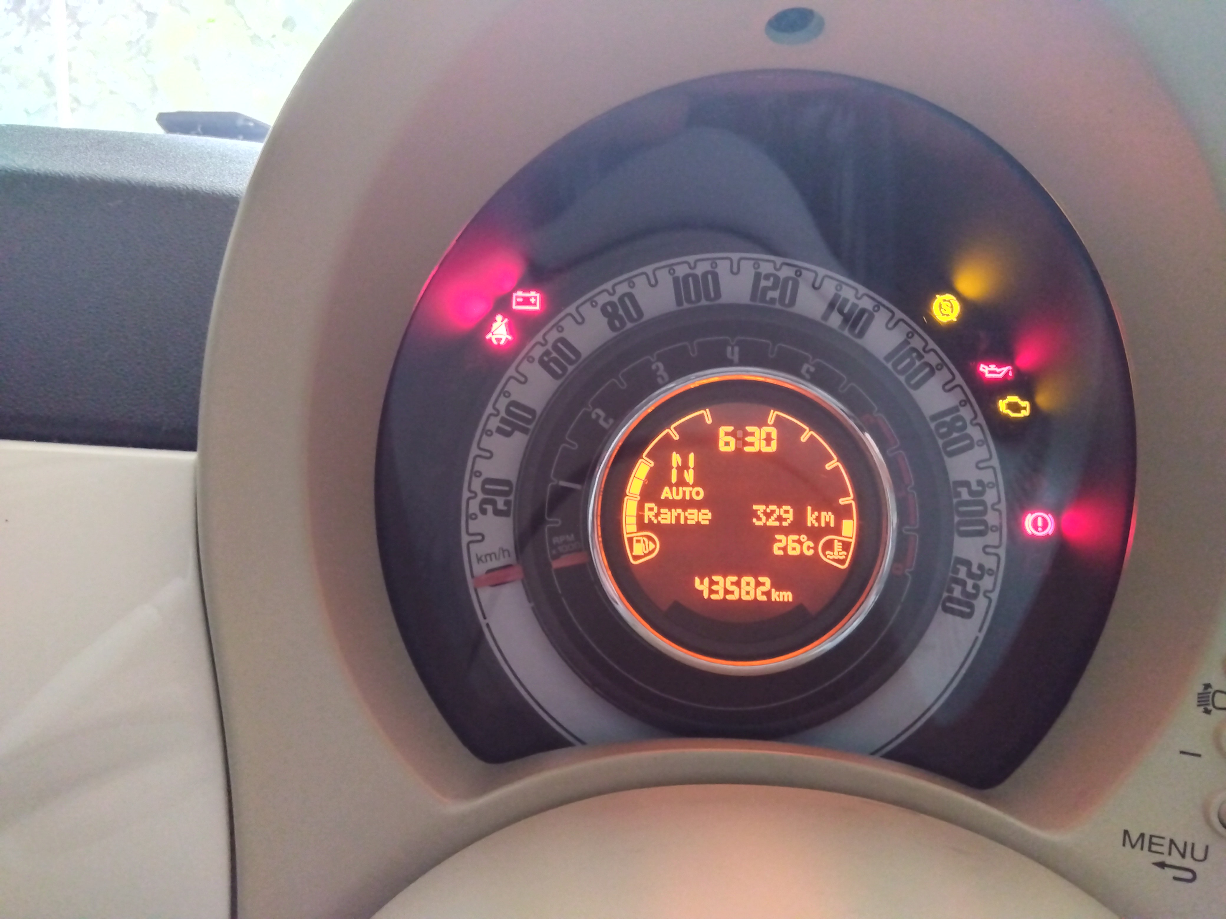車に電源を入れる